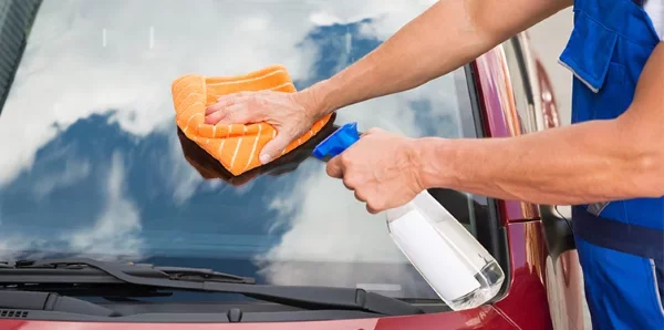 Scheibenwischwasser selber machen – so einfach sparen Sie Geld autoscheiben wischen reinigen