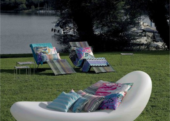 Sonnenliegen auf der Rasenfläche weißes Modell im futuristischen Design für jeden Geschmack das Passendste