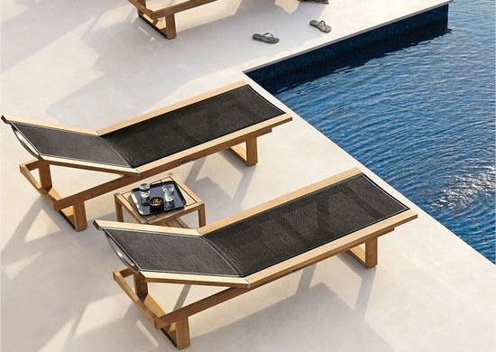 Sonnenliegen im modernen minimalistischen Design am Pool Paradies auf Erden