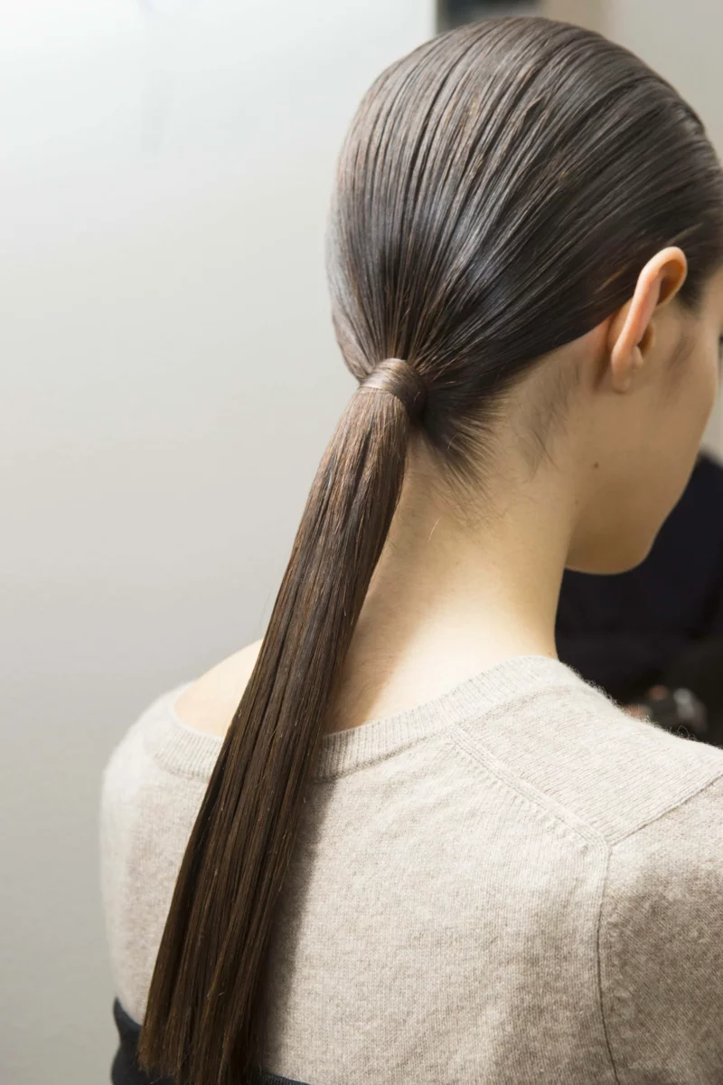 sleek ponytail frisur langes haar
