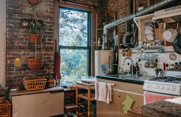 Typische Einrichtungsfehler eine alte Küche mit Utensilien überladen bedarf Renovierung