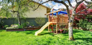 Holzschaukel und Klettergerüst verwandeln den Garten in ein echtes Kinderparadies