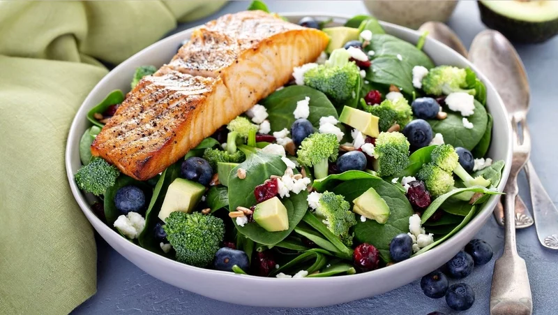 Ernährung bei Osteoporose Salat mit Lachs
