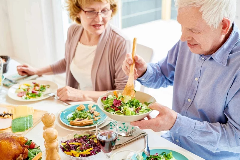 Ernährung bei Osteoporose ab welchem Alter ein älteres Paar am Tisch