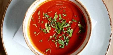 Tomatensuppe selber machen - Rezeptidee und Tipps für eine aromatische sommerliche Suppe