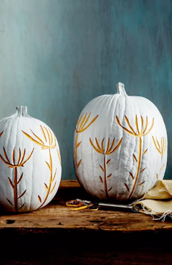 Herbstdeko mit Kuerbissen sehr stilvoll geschnitzt weiß und goldgelb