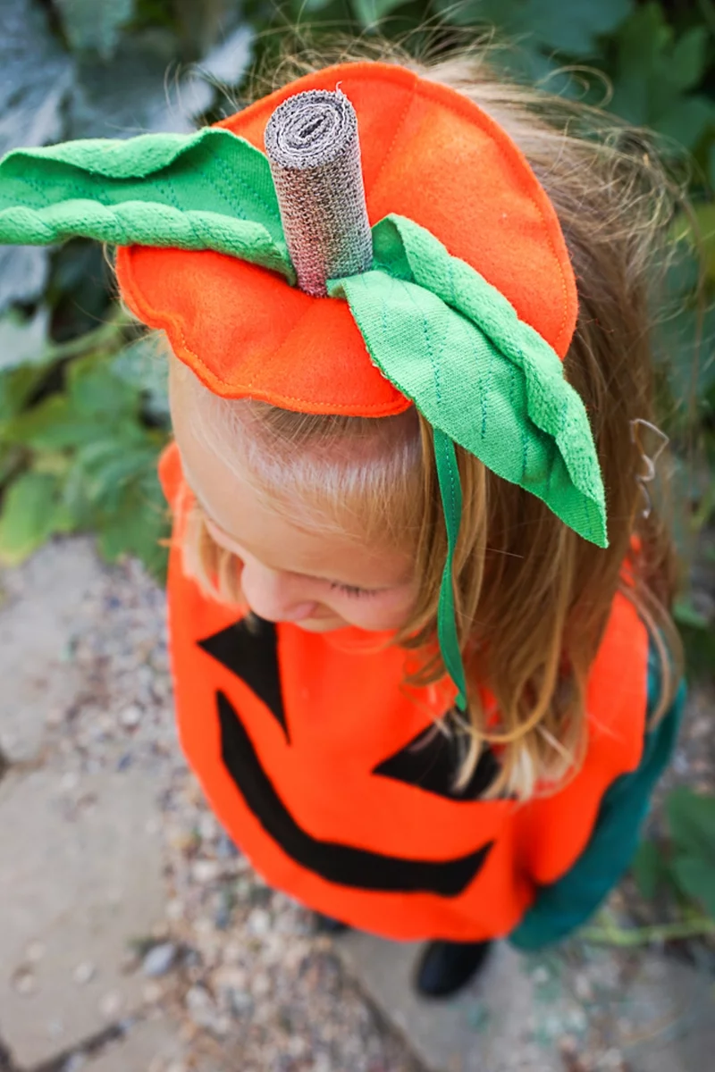 Kuerbis Kostuem selber machen zum Halloween Hut von oben gesehen