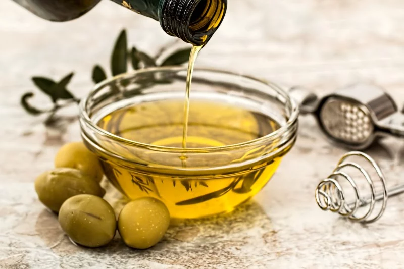 Pflegendes Nageloel selber machen mit Naturprodukten olivenoel gesund haut pflege