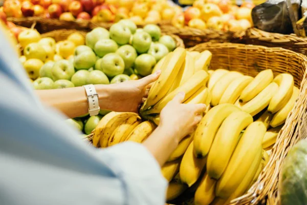 Bananen-Diaet leckere gelbe exotische Fruechte im Supermarkt kaufen