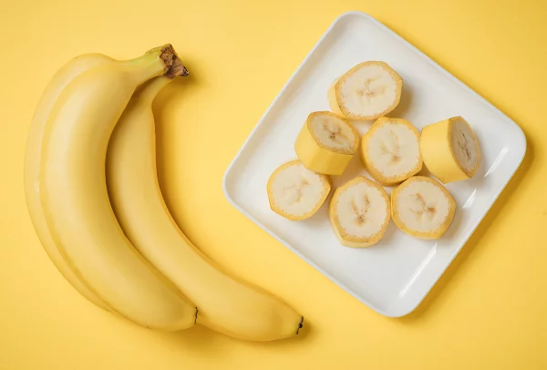 Bananen-Diaet morgens Banane essen gesunde ausgewogene Ernaehrung gut schlafen