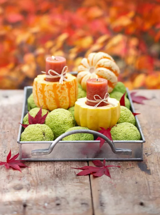 Herbstdeko draussen vor der Haustuer Kuerbisse als Kerzenhalter geschnitten