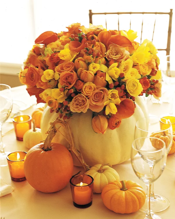 Herbstliche Tischdeko Kuerbisse Herbstblumen Teelichter in Goldgelb Orange Blickfang