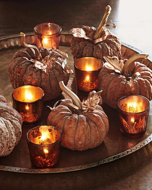 Herbstliche Tischdeko braune Kuerbisse Kerzen Teelichter unschlagbares Duo Blickfang