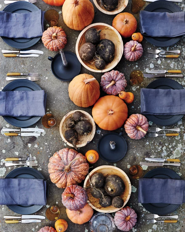 Herbstliche Tischdeko in der Mitte des Tisches tolle Präsentation der Ernte Kuerbisse Rueben