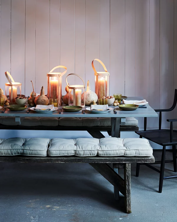 Herbstliche Tischdeko ländlicher Stil Holztisch Sitzbank Laternen Kerzen Gaben der Natur