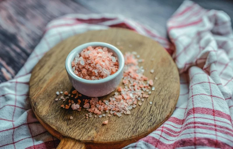 Kochsalzloesung selber machen – Anleitung, Anwendungen und Vorteile rosa salz himalaya kristallsalz