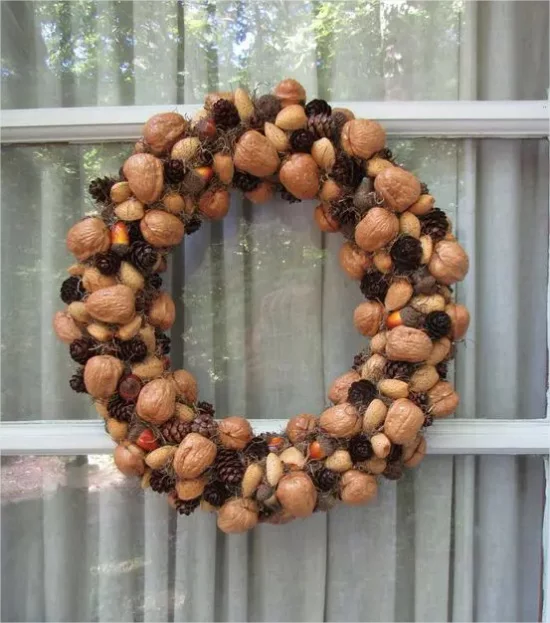 Kranz aus Nuessen Eicheln Zapfen basteln perfekte Fensterdeko im Herbst