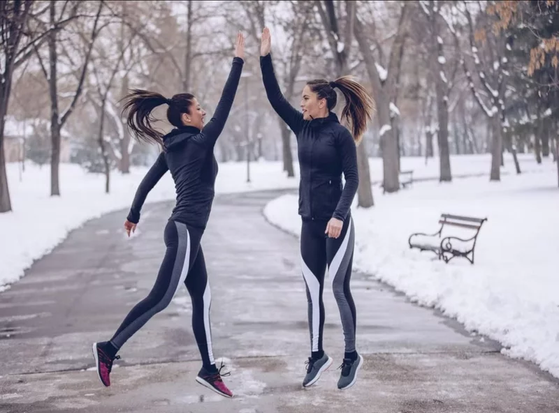 Laufbekleidung im Winter Frauen im Schnee