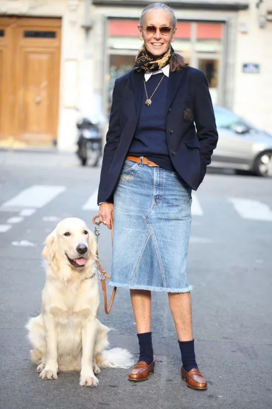 Mode fuer Frauen ab 50 Jeansrock gefragt Spaziergang mit Hund
