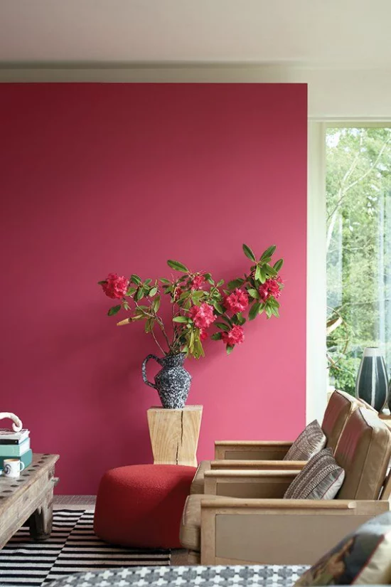 Raspberry Blush Farbe 2023 im Wohnzimmer natuerliche Naunce tiefe Bewunderung