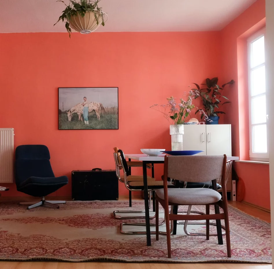 Raspberry Blush Farbe 2023Wandfarbe Wohnzimmer warm und einladend aussehen