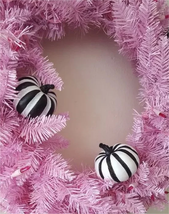 Rosa Halloween Deko Tannenzweige in rosa zwei kuenstliche Kuerbisse weiss-schwarz gestreift