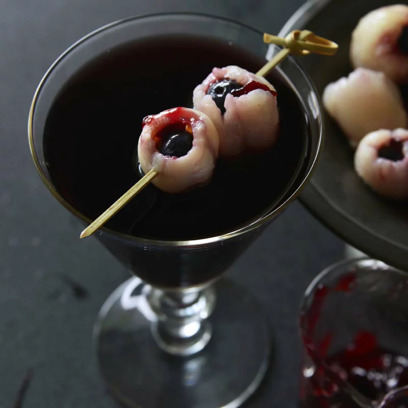 blutige halloween cocktails mit augaepfeln