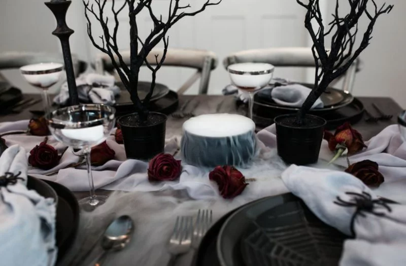halloween deko 2022 tischdeko schwarz weiß rosen