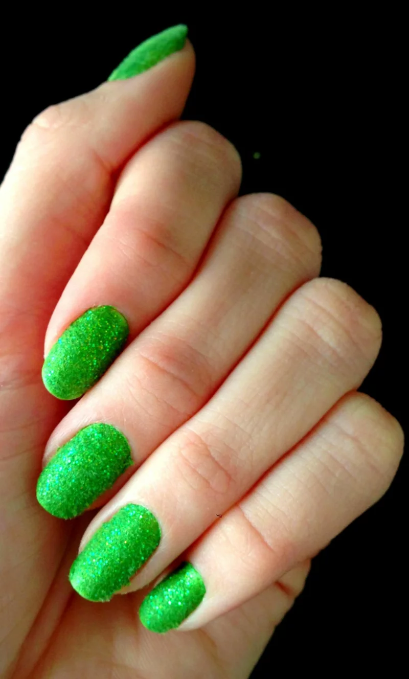 hell gruene velvet nails