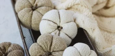 Kürbis basteln aus Socken - die tollste Idee für Ihre nachhaltige Herbstdeko!