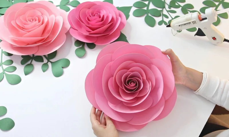 rosafarbene rosen basteln aus papier und karton