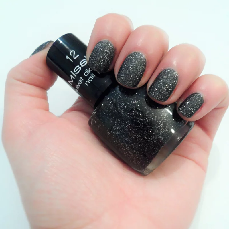 schwarz grau velvet nails nageltrend