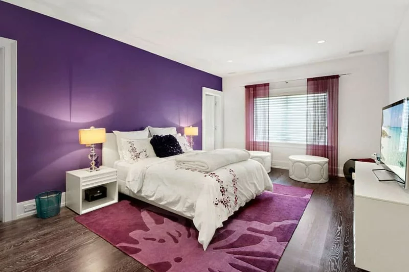 wandfarben kombinieren schlafzimmer lila akzentwand