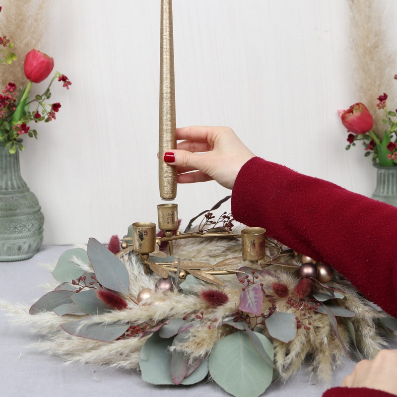 DIY Adventskranz mit Trockenblumen Kerzen Goldakzente