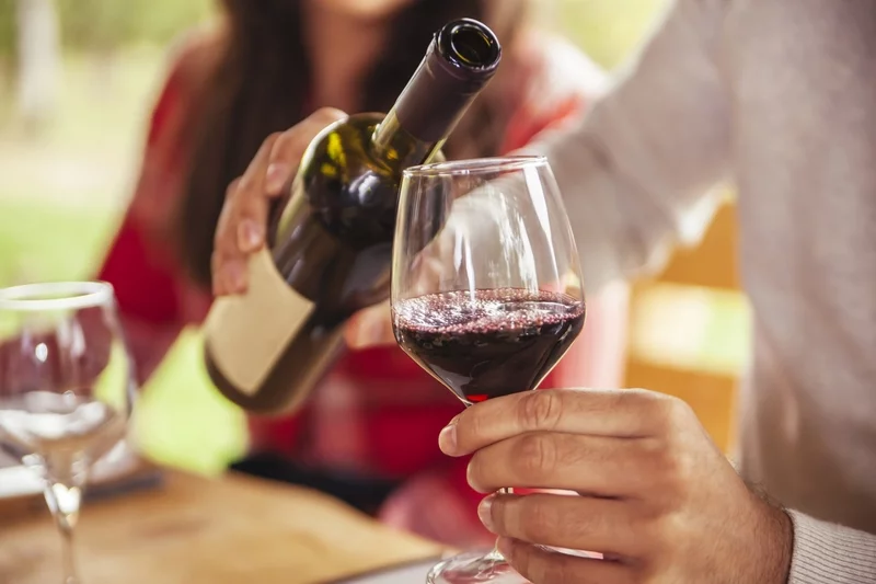 Durchblutung fördern mit Lebensmitteln ein Glas Wein
