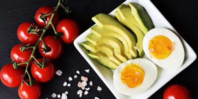 Essen ohne Kohlenhydrate perfektes Frühstück gekochte Eier Tomaten Avocado