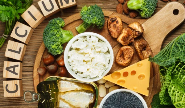 Gesunde Gelenke gesundes Essen Käse Yoghurt Brokkoli Samen und getrocknete Fruechte gegen Arthritis