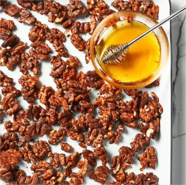 Gesunde Gelenke gesundes Essen Walnuesse Honig zahlreiche gesundheitliche Vorteile in Maßen konsumieren