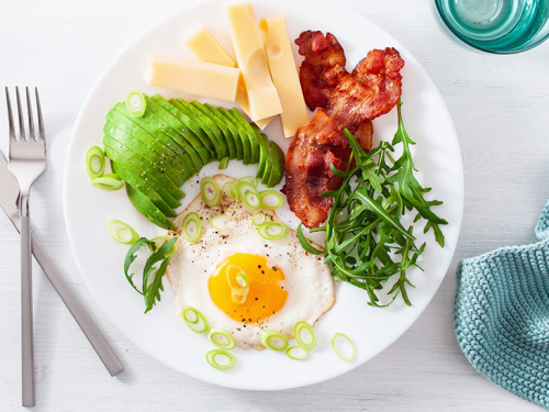 Gewicht reduzieren Low Carb essen ohne Kohlenhydrate Bacon Ei Avocado Salat