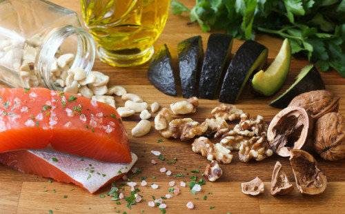 Gewicht reduzieren Mittelmeerdiaet viel Fisch essen Nuesse Gemuesesalat mit Olivenoel