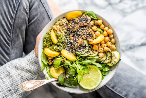 Gewicht reduzieren gesund essen Salat mit Kichererbsen Nuesse