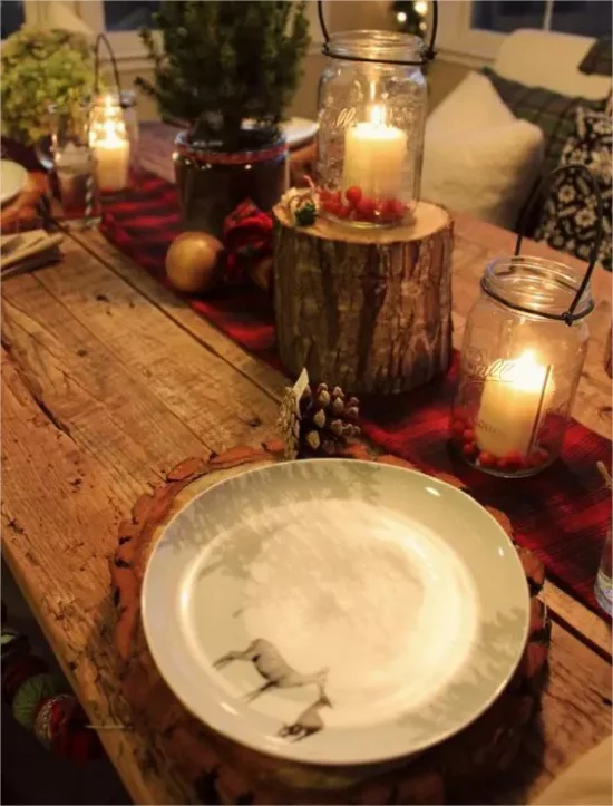 Rustikale Weihnachtsdeko drinnen  Festtafel im rustikalen Stil Kerzen Baumstumpf