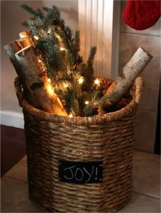 Rustikale Weihnachtsdeko drinnen Korb Tannenzweige Lichter Holz mit Liebe zum Detail