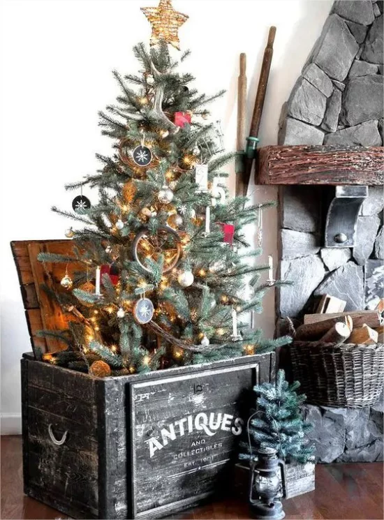Rustikale Weihnachtsdeko drinnen alte Holzkiste toll geschmueckter Christbaum Laterne
