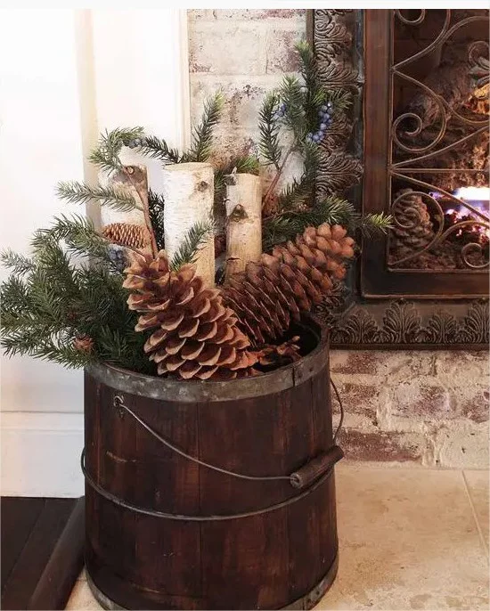 Rustikale Weihnachtsdeko drinnen  alter Holzeimer Tannenzapfen Tannenbaumzweige