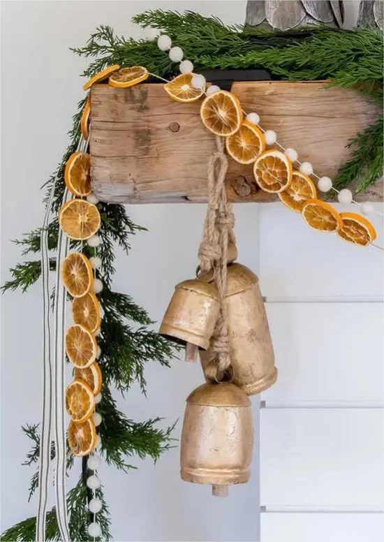 Rustikale Weihnachtsdeko drinnen es riecht nach Tannenzweigen Zitronenscheiben
