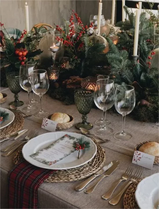 Rustikale Weihnachtsdeko drinnen schoen gedeckte Festtafel