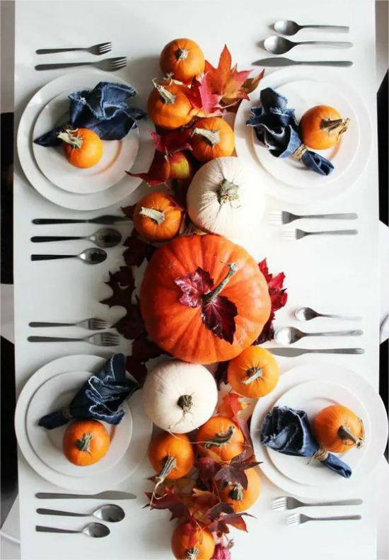 Thanksgiving in den USA Festtafel gedeckt ein Mittelstueck mit Kuerbissen Herbstblaetter