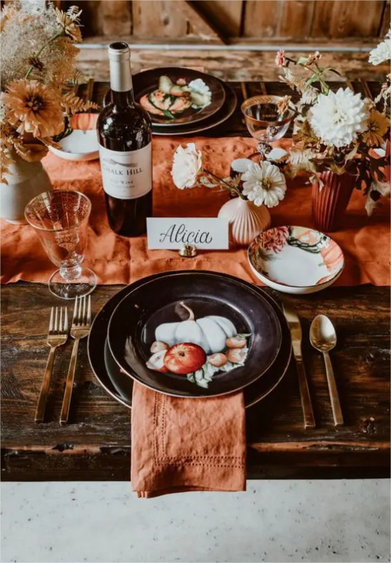 Thanksgiving in den USA Holztisch gedeckt Geschirr in warmen Farben Platzschild
