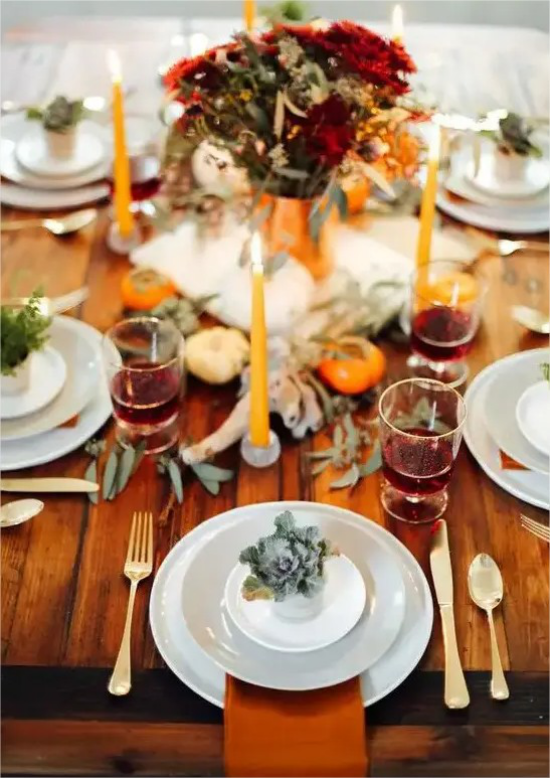 Thanksgiving in den USA Holztisch gedeckt warme Farben weisses Porzellan